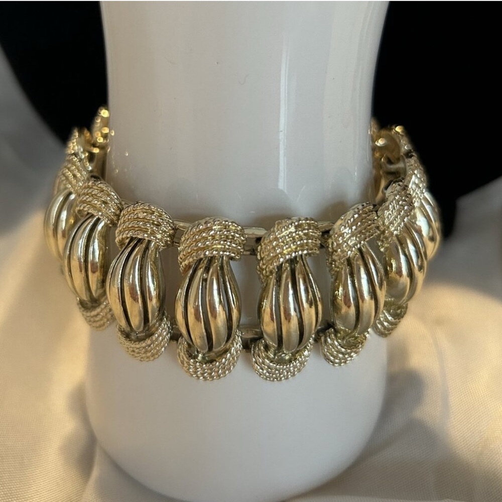 VINTAGE CORO GOLD PLATED SIGNED BRACELET